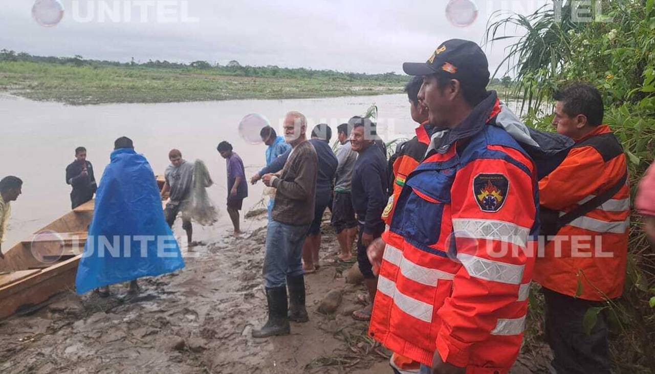 Un padre fallece y su hijo está desaparecido tras el vuelco de su canoa en un río del trópico