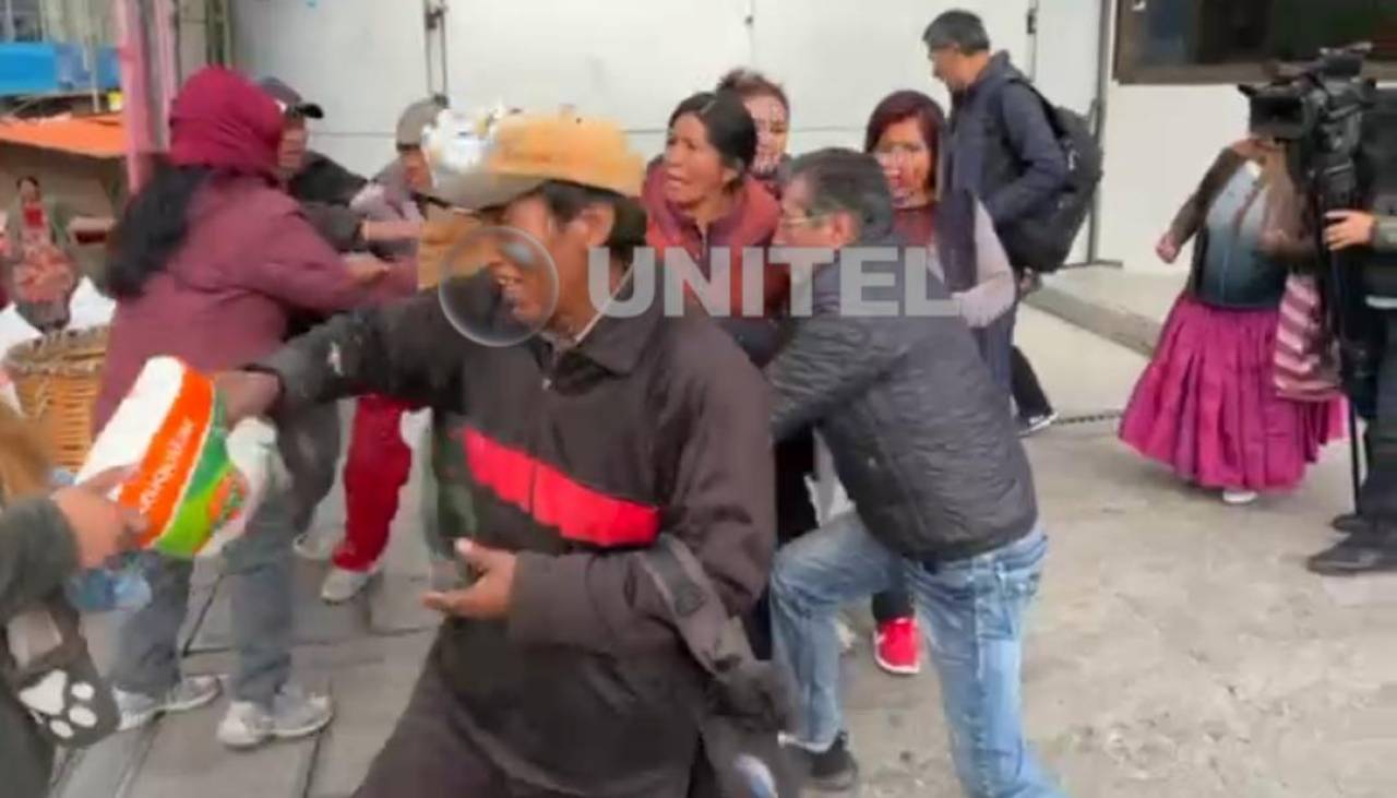 Grupos que bloquean por aceite quitan por la fuerza los productos a personas que compraron en Emapa La Paz