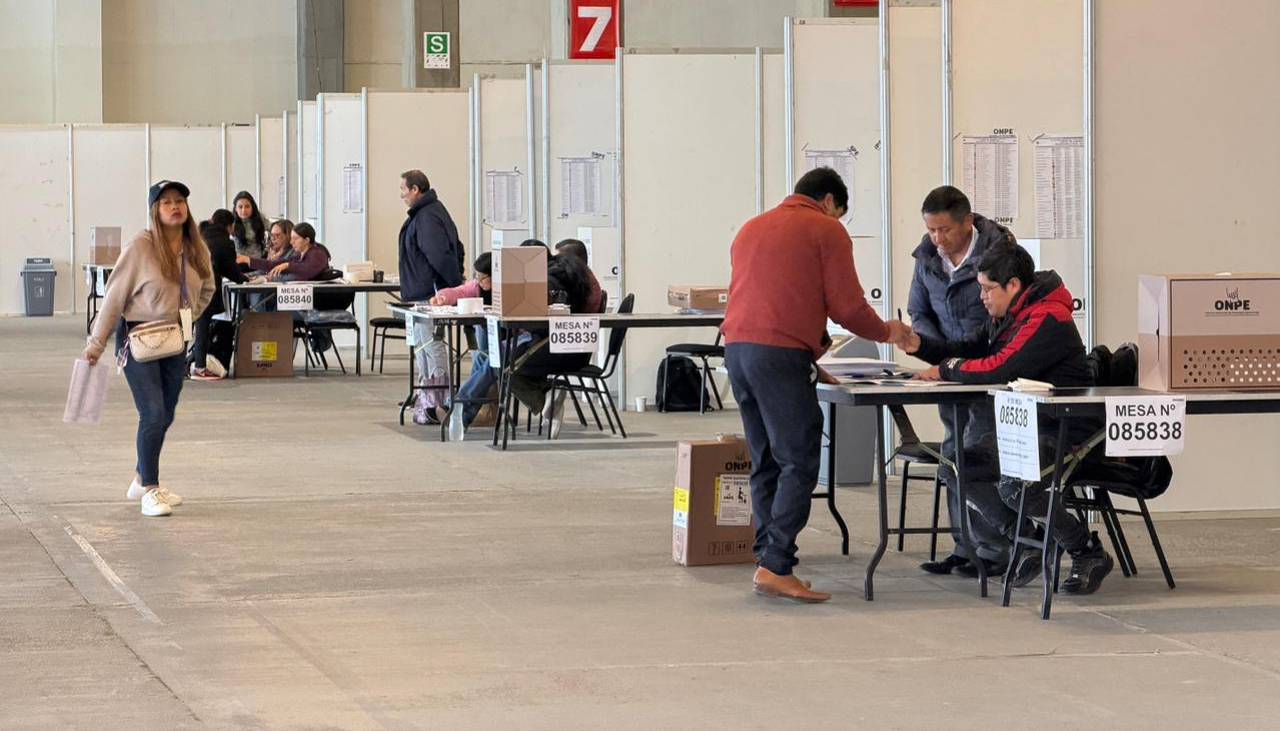 Residentes peruanos en La Paz acuden a las urnas para votar por un nuevo presidente en su país