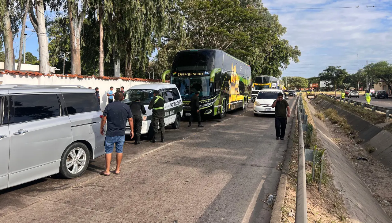 Chofer de bus muere esperando en la fila para cargar combustible en Santa Cruz