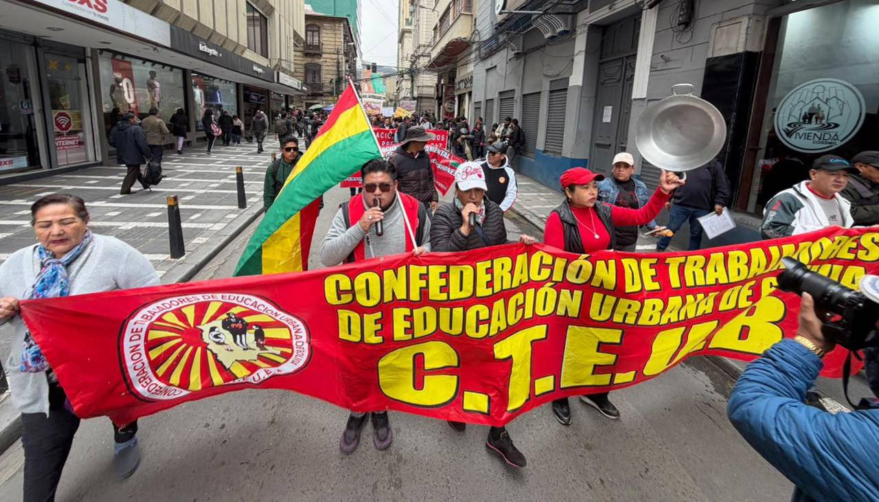 Maestros marchan por incremento salarial y contra la crisis económica en medio del Estado de excepción 