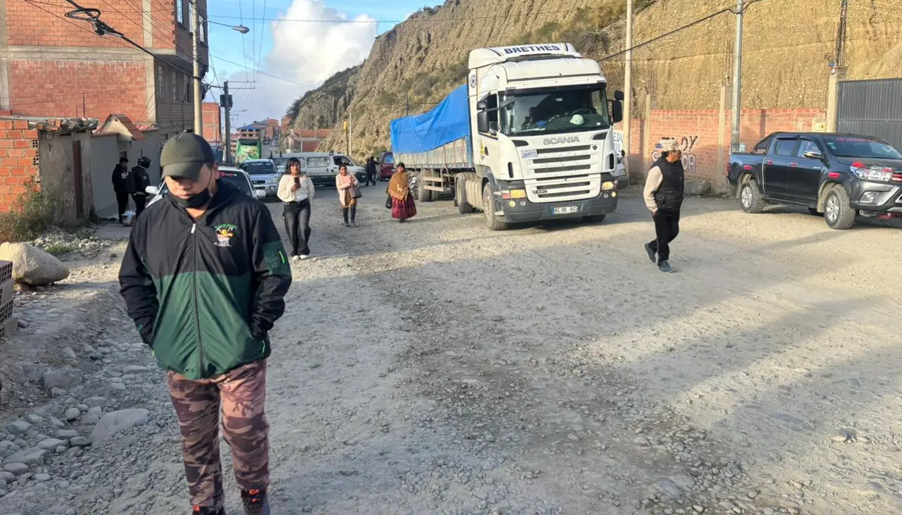 Transporte pesado rechaza los bloqueos de la COB y reporta pérdidas millonarias