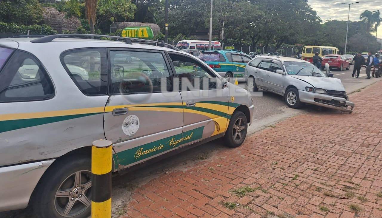 Hombre fallece tras sufrir paro cardiaco cuando manejaba; su auto invadió carril e impactó contra otros dos