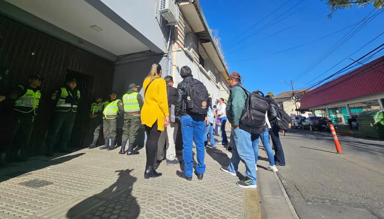 Con resguardo policial, se instala el diálogo entre el Gobierno y los maestros; en mesa está un bono