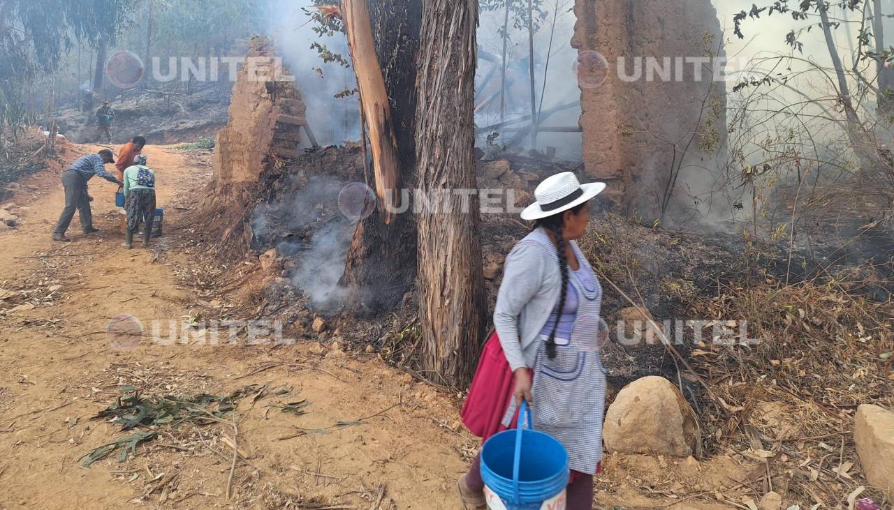 Cochabamba: Incendio en Alto Pocona llega a la zona poblada; reportan la pérdida de dos apiarios y un molino