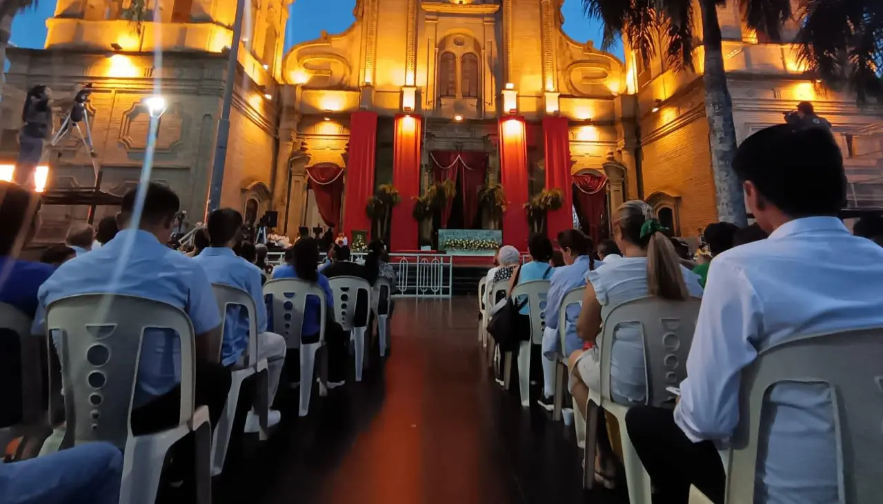 Fieles católicos en Bolivia visitan iglesias para conmemorar el Jueves Santo