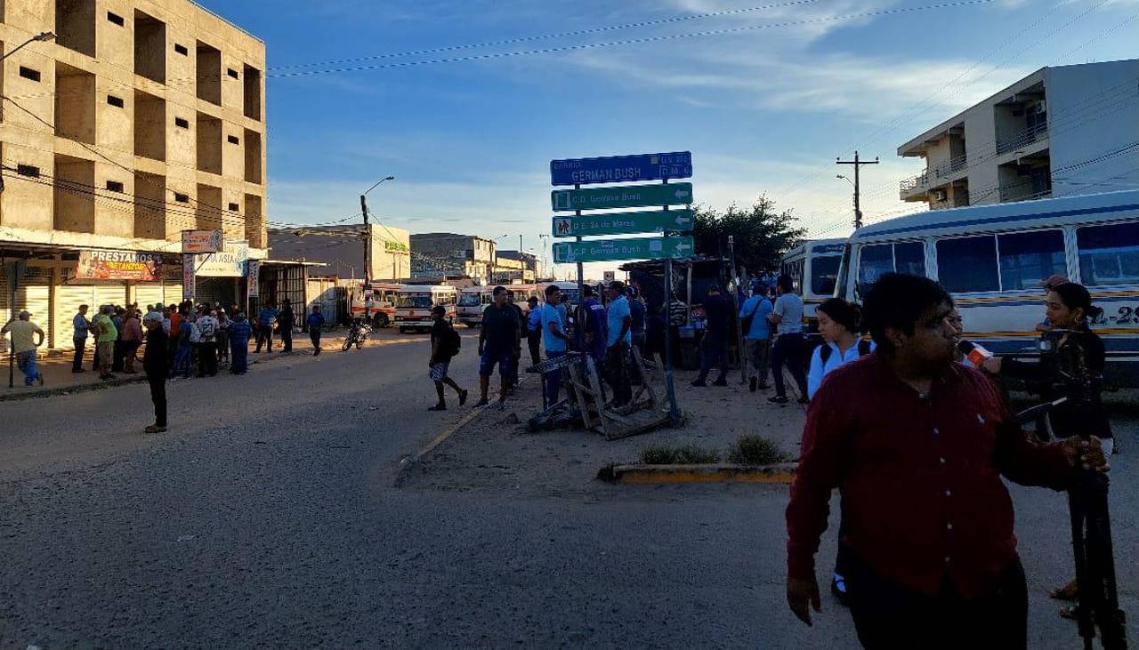 Santa Cruz: Paro y bloqueos de micreros dificultan la llegada de estudiantes a las escuelas en el inicio de las clases