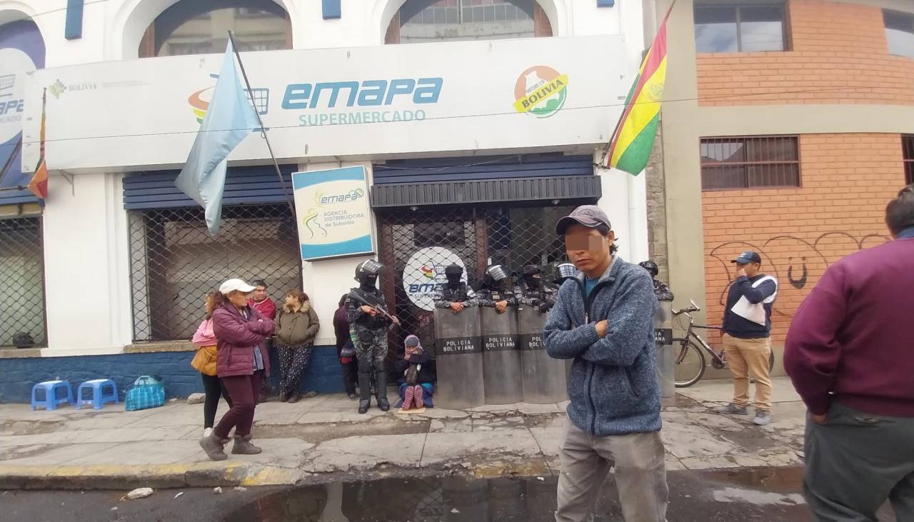 “No hay arroz”: Vecinos se quejan por la falta del producto en oficinas de Emapa, que son resguardadas por la Policía