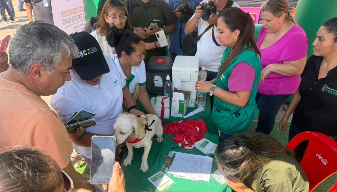 Con sus mascotas en brazos, familias participan de la vacunación antirrábica en toda Bolivia