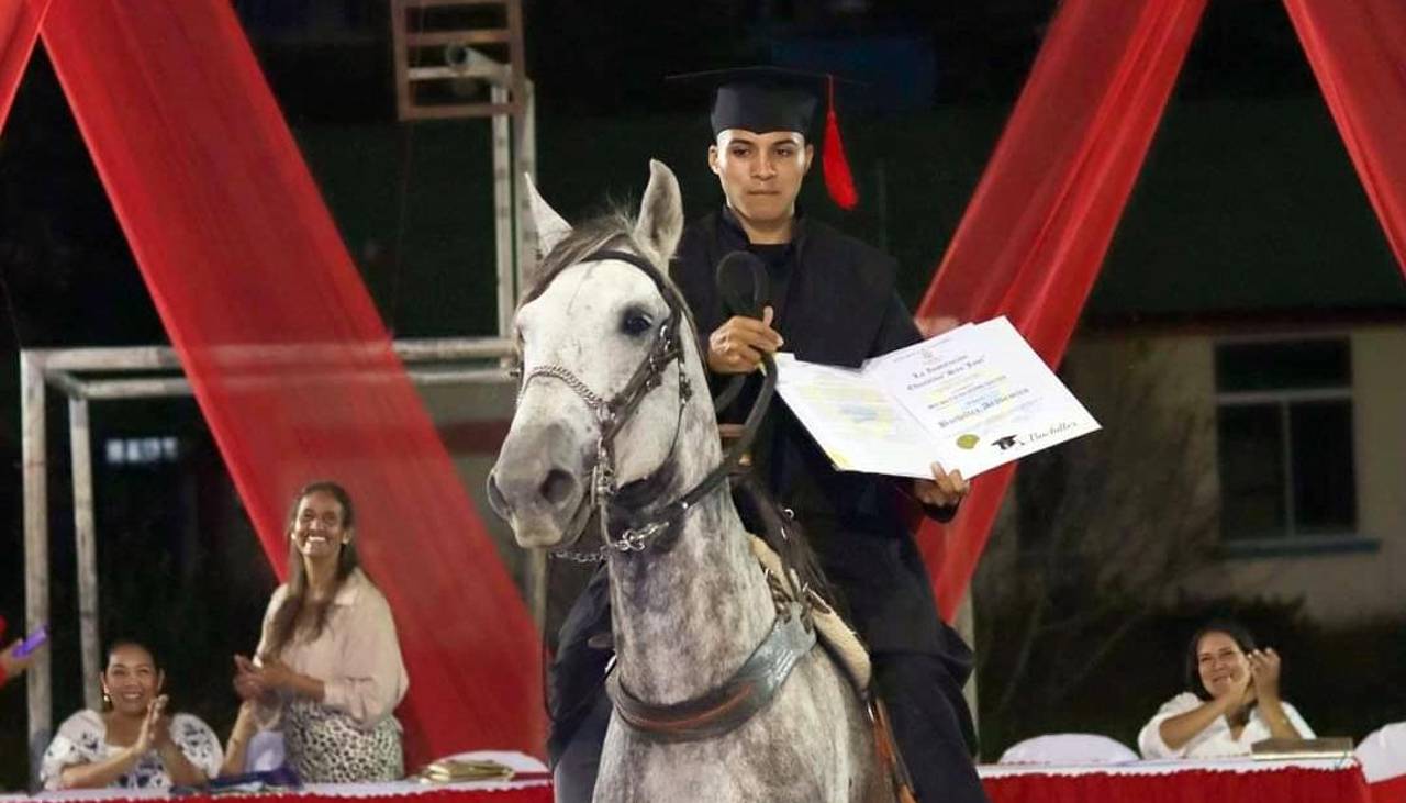 Video: Joven bachiller sorprende al recoger su diploma montado en Tormento, el caballo que lo llevaba al colegio 