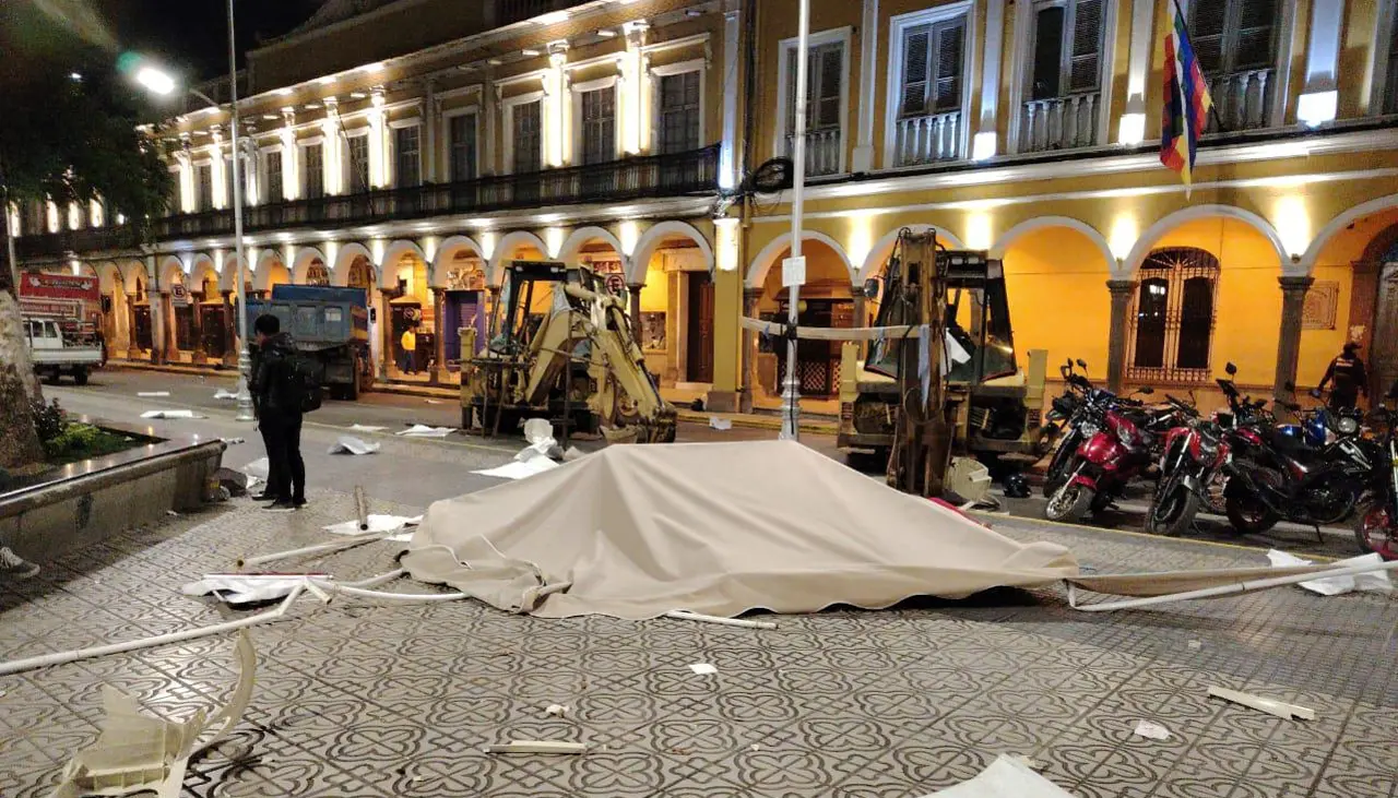 Provocan destrozos en maquinaria y agreden a personas que protestan por pagos en la Alcaldía de Cochabamba