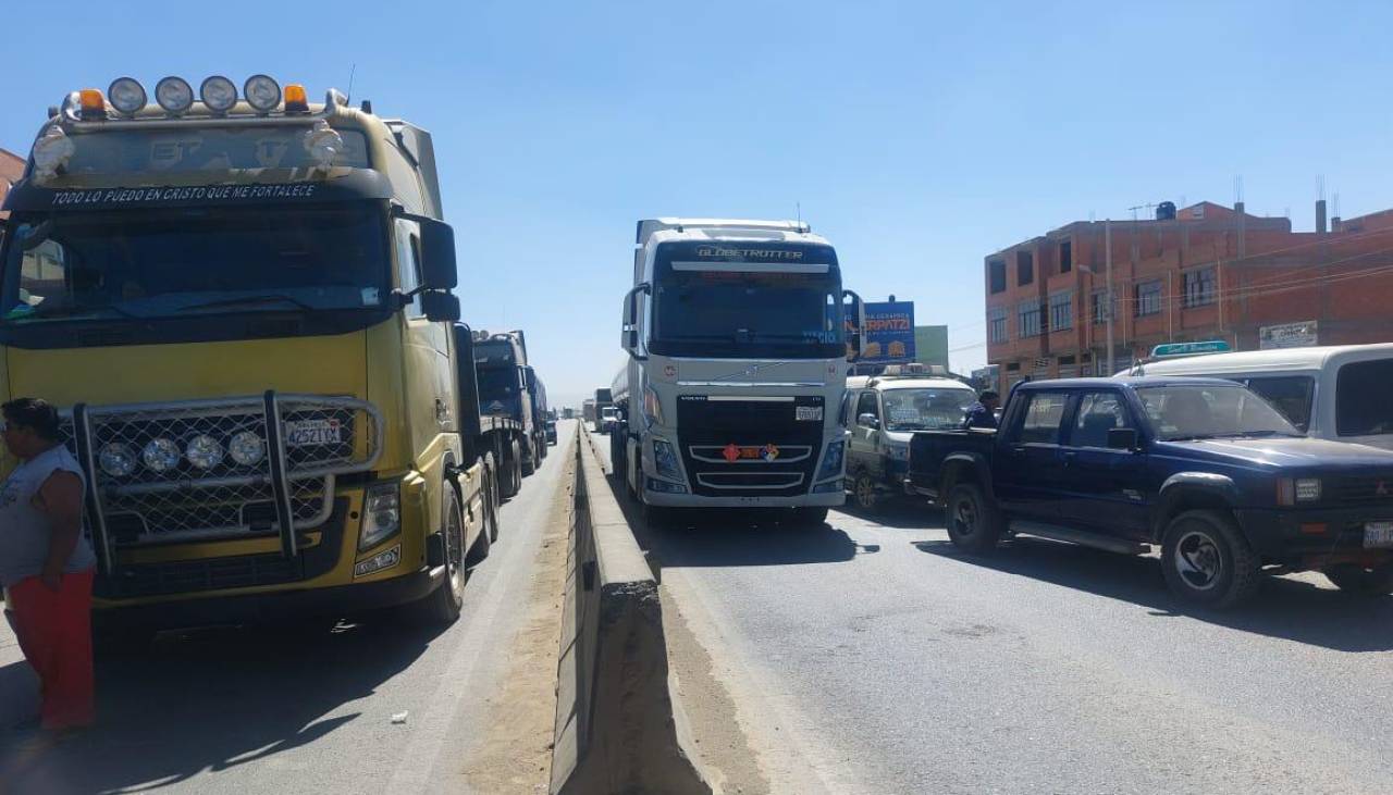 Falta diésel: Transporte pesado bloquea en la ruta La Paz - Oruro luego que YPFB no asistiera a reunión con la dirigencia