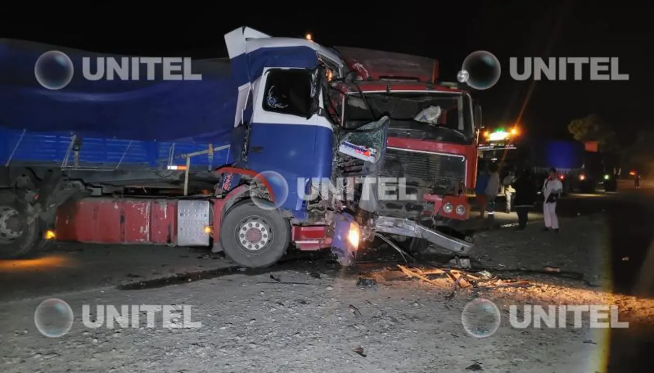 Choque de dos camiones deja un fallecido en la carretera nueva Cochabamba - Santa Cruz