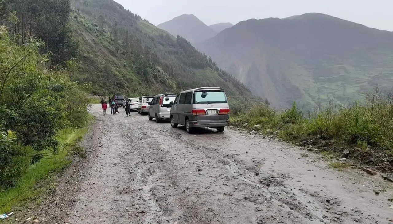 La Paz: Un muerto y cuatro heridos tras la caída de un camión cargado de alimentos, reporta la Policía 