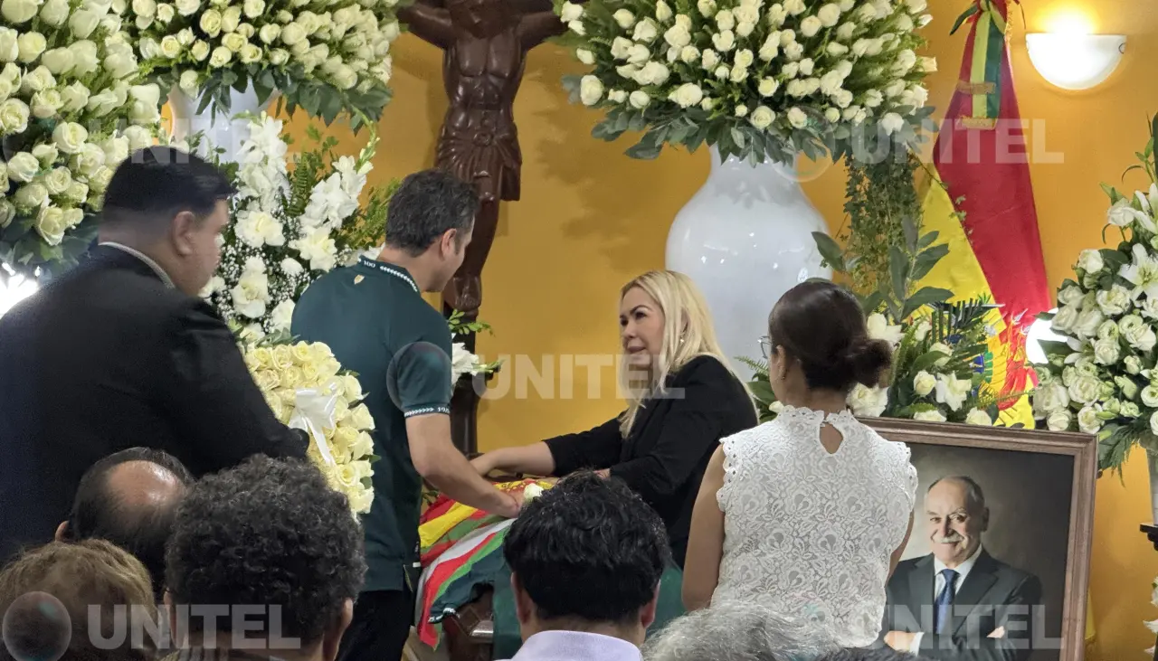 Lara asiste al velorio de Azkargorta y plantea construir una estatua en su honor en el Hernando Siles