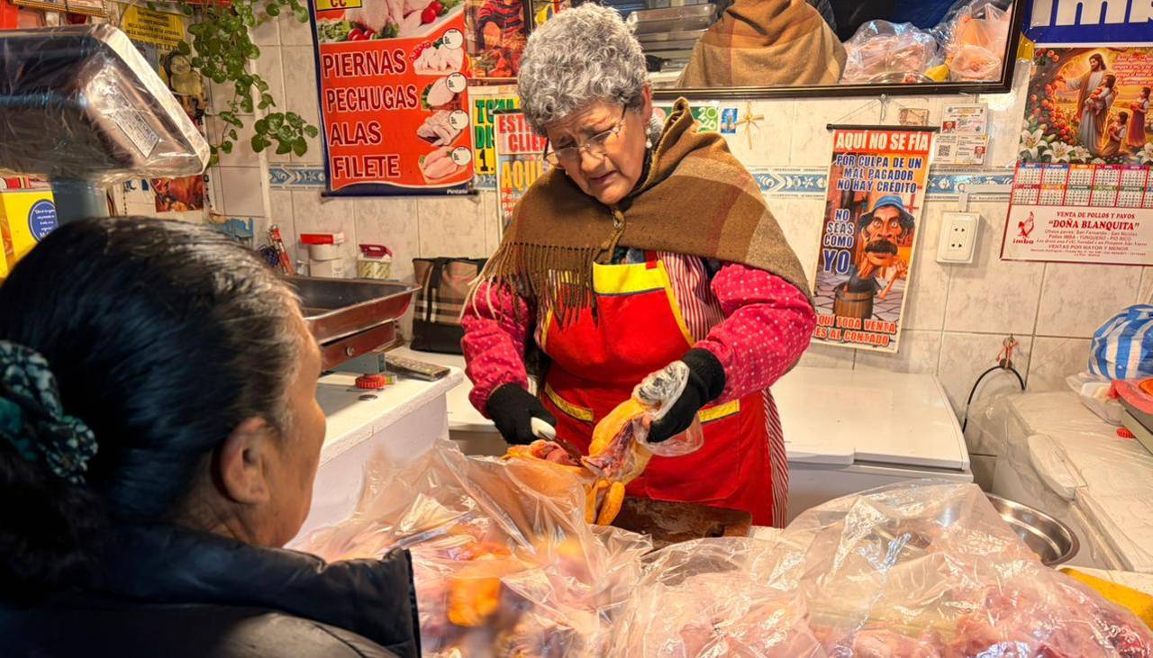 “Voy a cocinar arroz con huevo”, dice una madre resignada ante el alza del pollo y otros alimentos en La Paz