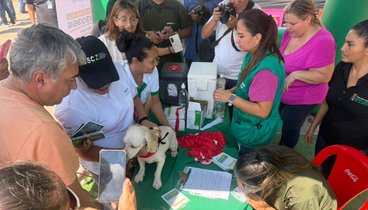 Con sus mascotas en brazos, familias participan de la vacunación antirrábica en toda Bolivia