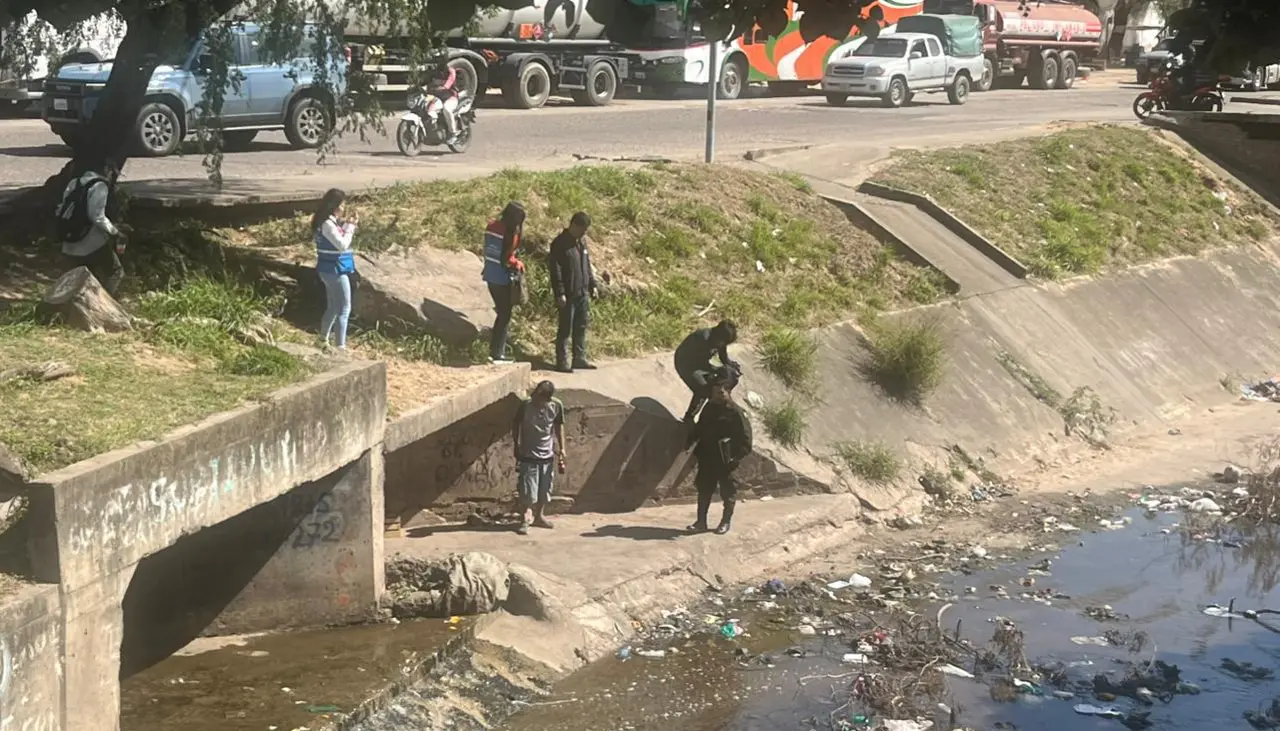 Hombre es hallado sin vida y con un disparo en la cabeza en un canal de drenaje