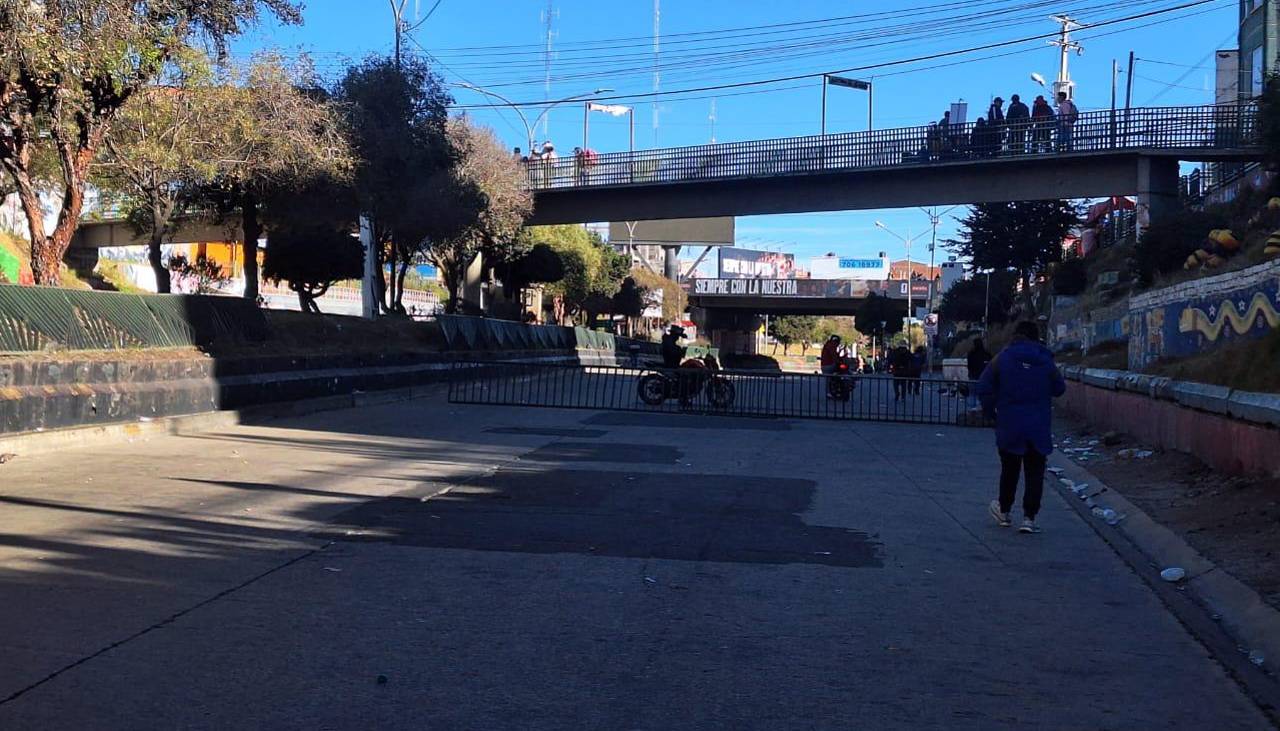 Bloqueos: cierran los accesos al aeropuerto de El Alto y viajeros recorren varios kilómetros con maletas