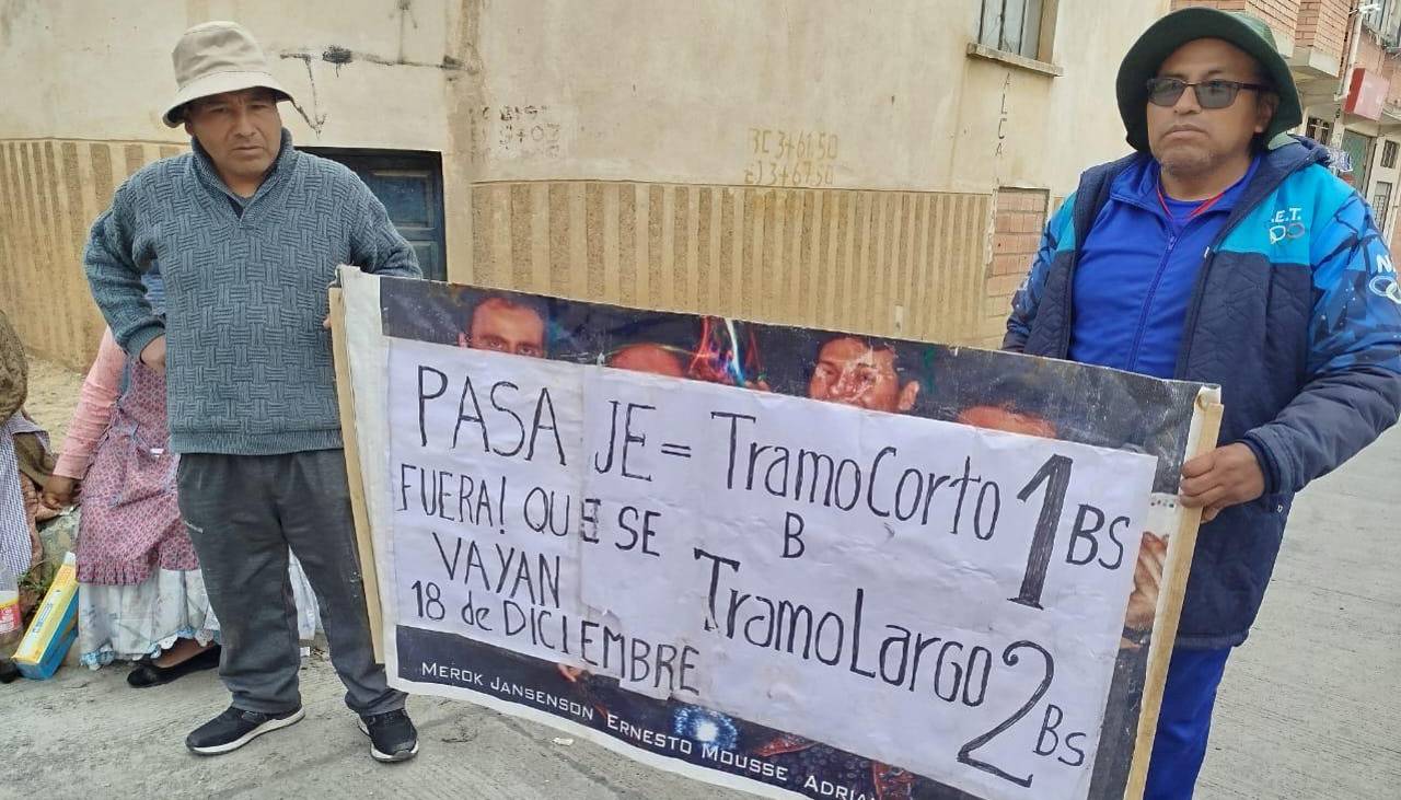 Tercer día de bloqueo de vecinos en El Alto en contra de los trameajes; piden la expulsión de un sindicato por maltratos