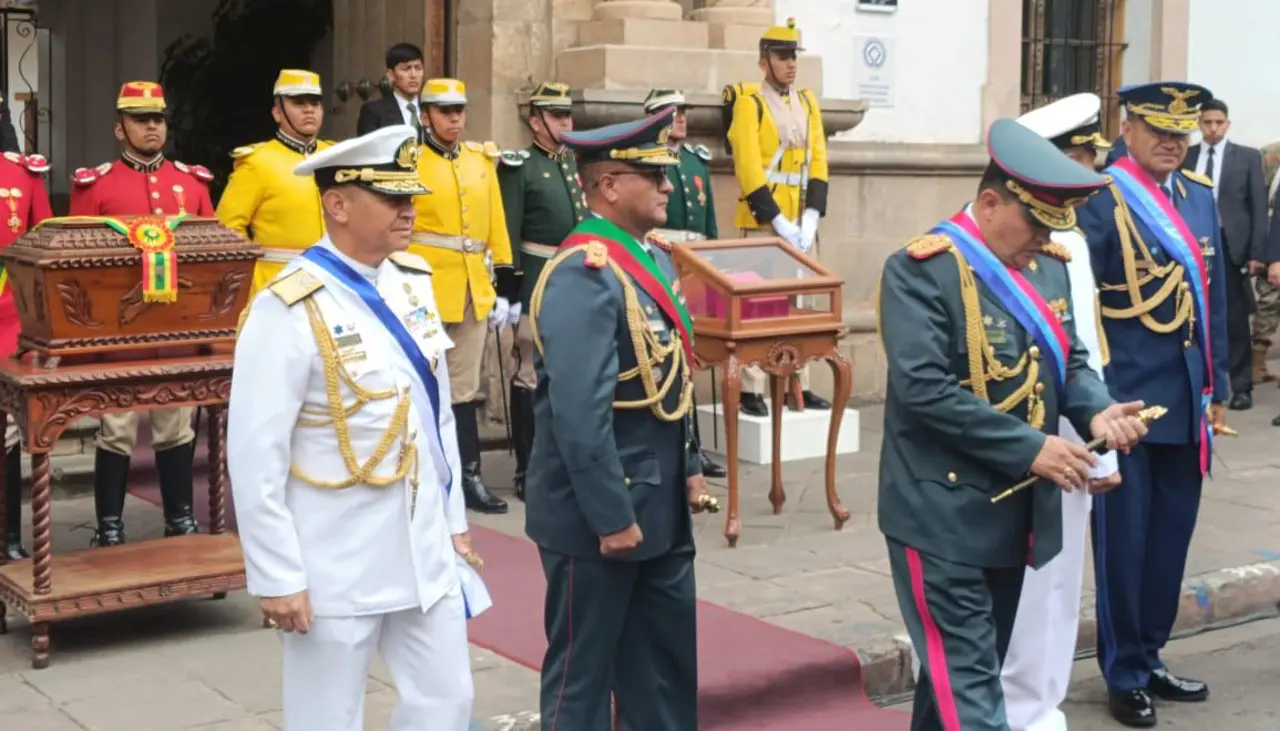 Fuerzas Armadas realizan el reconocimiento de Rodrigo Paz como presidente y le entregan la medalla del Bicentenario