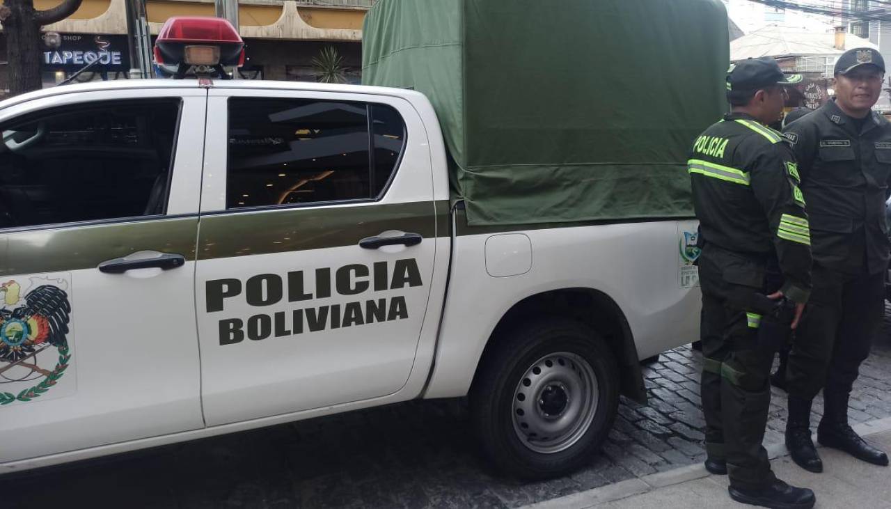 Policía fue a rescatar a un hombre que estaba en la cornisa de un edificio y halló a una mujer sin vida en la habitación