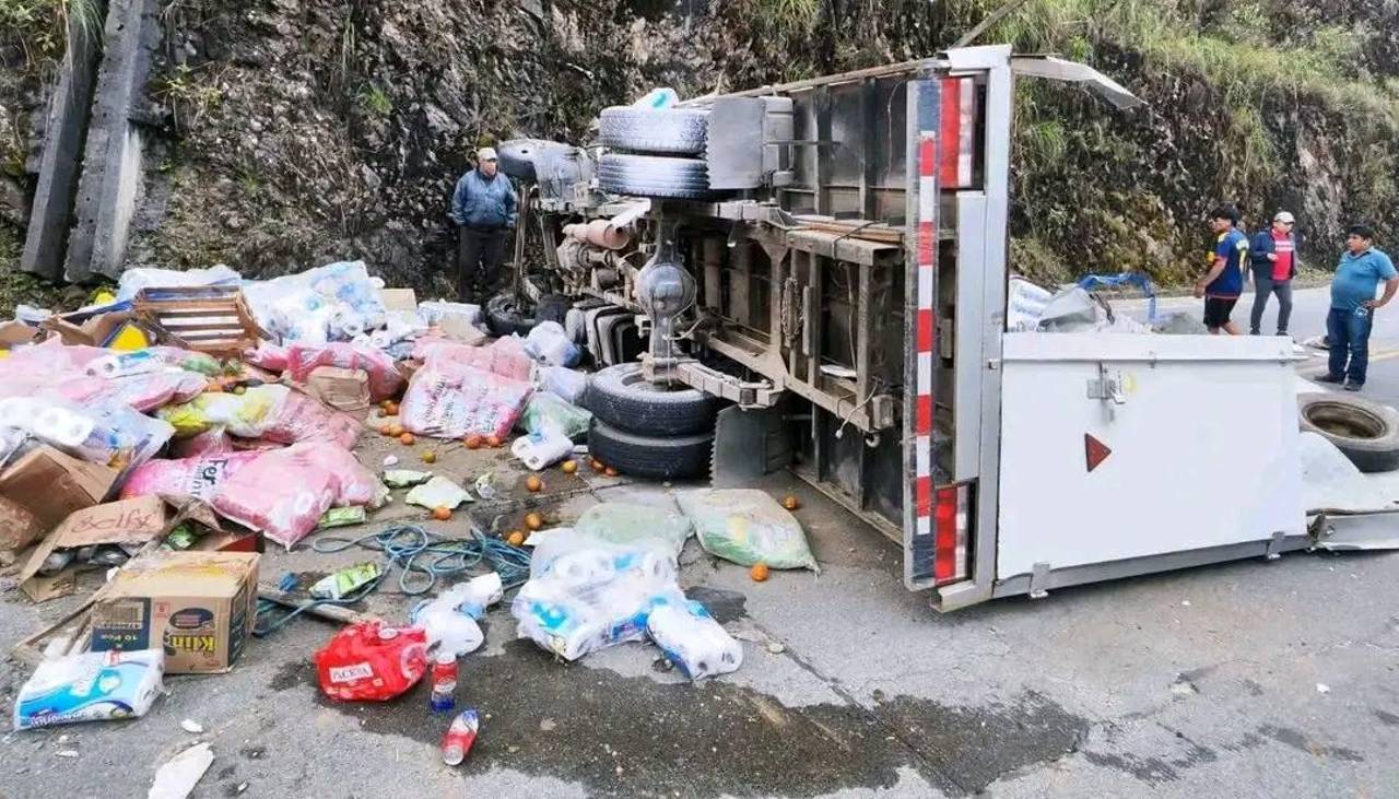 Chofer y acompañante mueren tras choque de camión contra una peña en la ruta a los Yungas en La Paz 