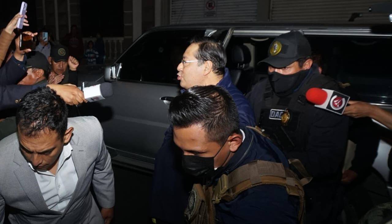 “No nos hemos ido”, dijo Luis Arce al momento de ser ingresado a la cárcel de San Pedro