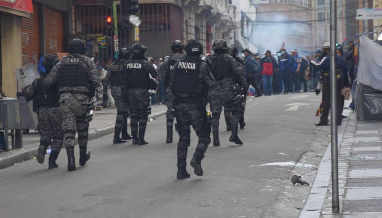 La Policía dispersa a marchistas evistas que intentaron ingresar a la plaza Murillo