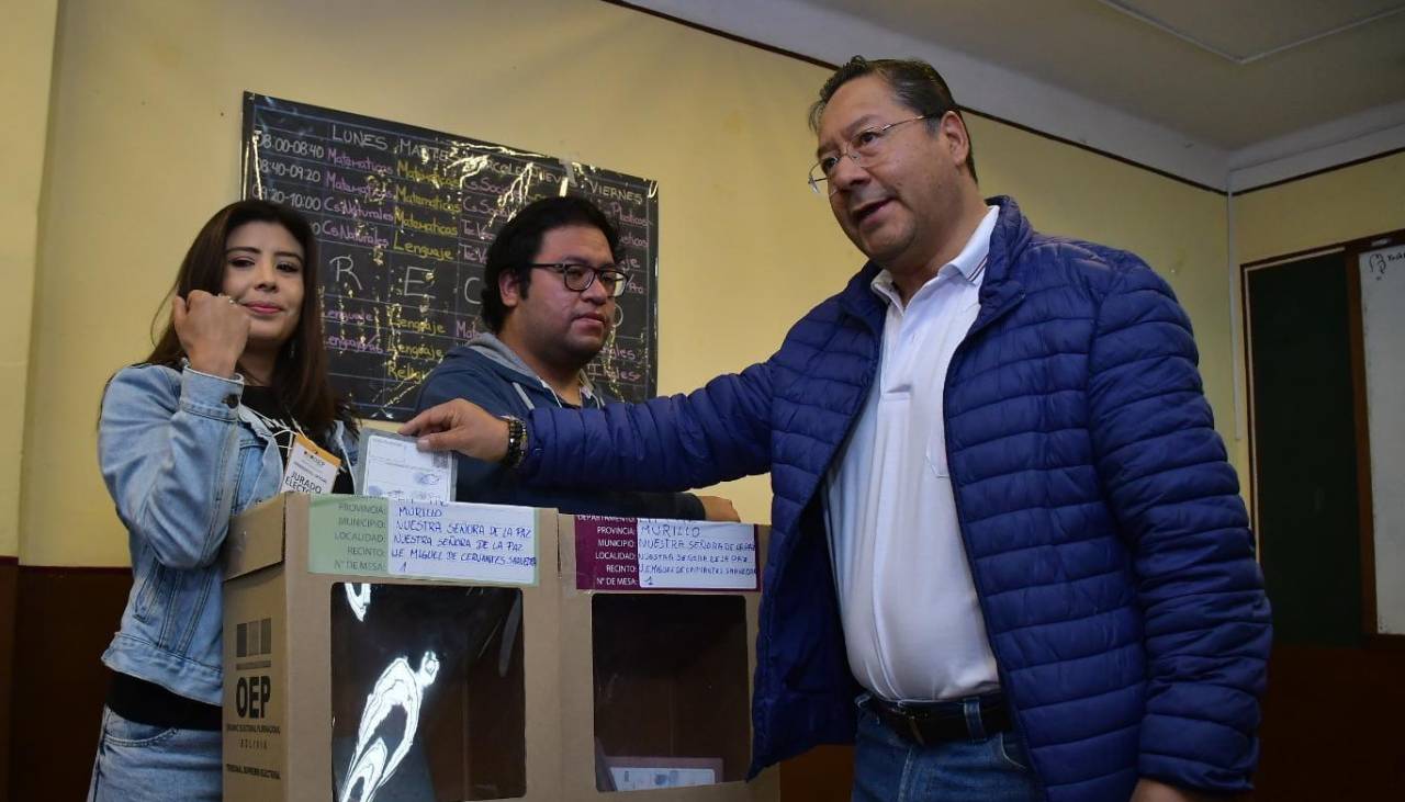 El presidente Luis Arce emite su voto en las elecciones judiciales en La Paz