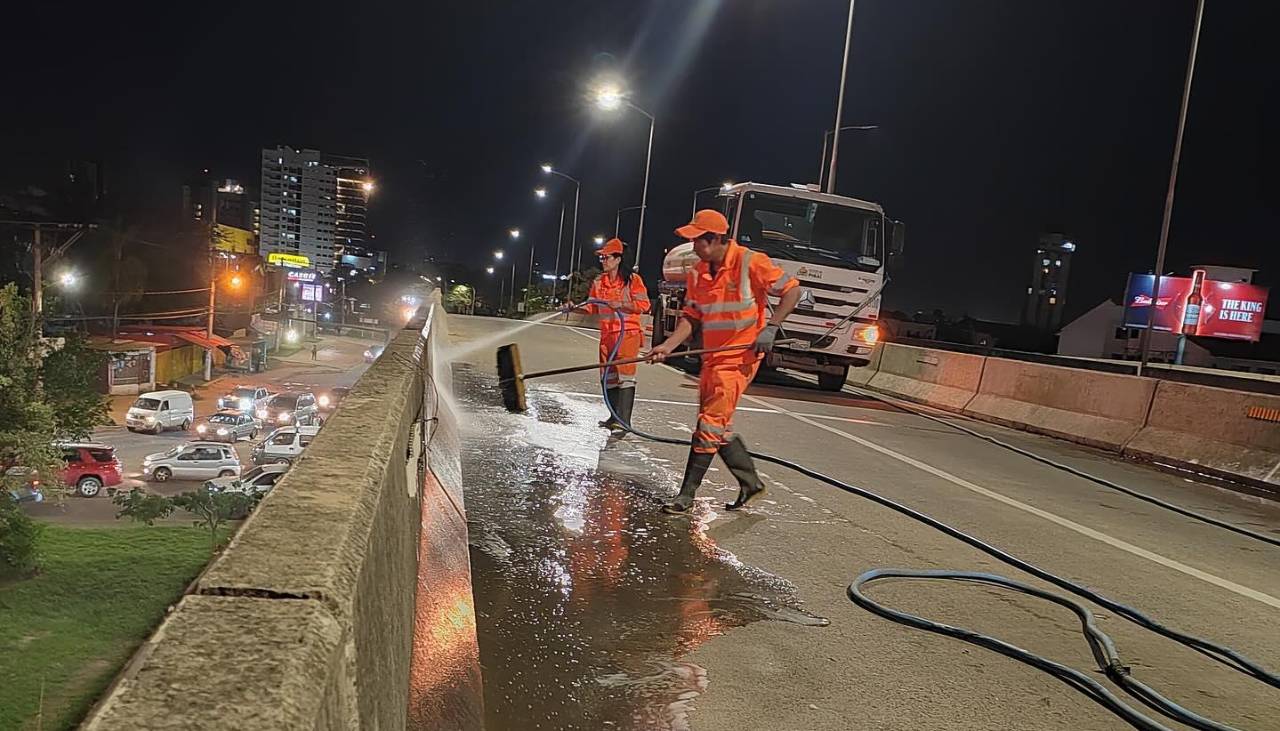Por falta de pago, paraliza sus servicios una operadora de recojo de basura y limpieza de la capital cruceña