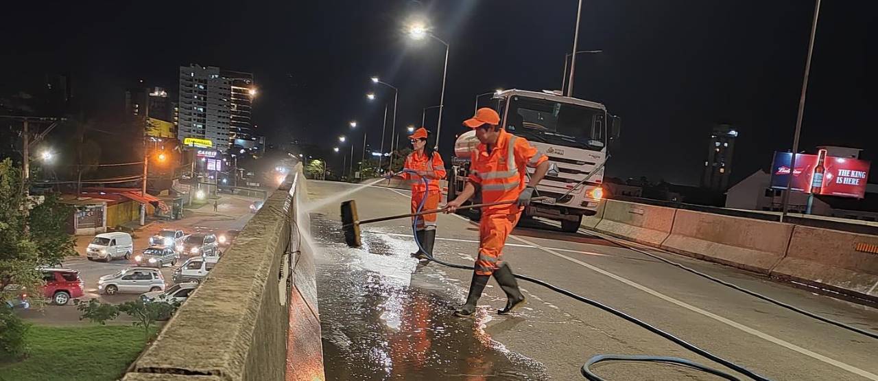Por falta de pago, paraliza sus servicios una operadora de recojo de basura y limpieza de la capital cruceña
