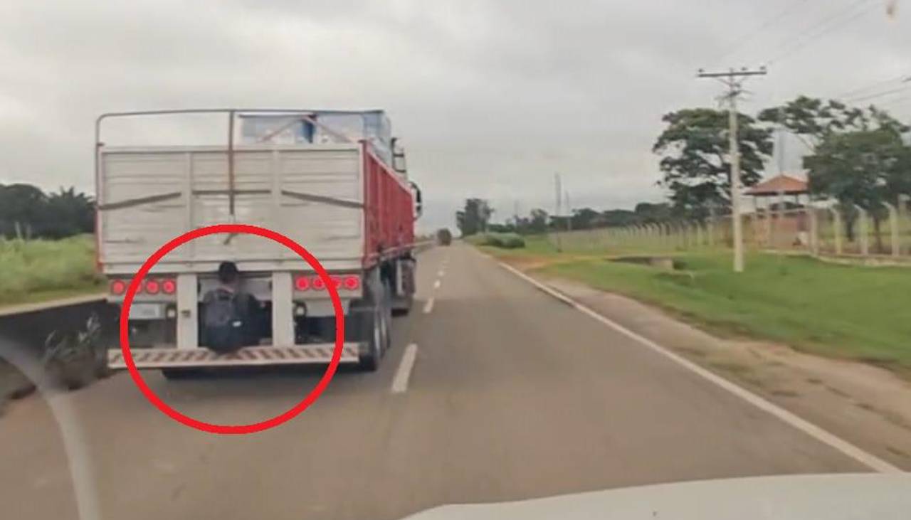 Yo periodista: Un hombre se sujeta de la barra de la carrocería de un camión en circulación