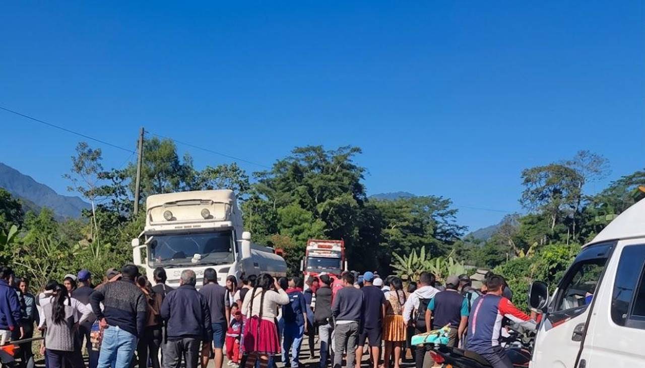 En pleno Estado de excepción, bloquean la carretera Cochabamba - Santa Cruz a la altura de Cristal Mayu