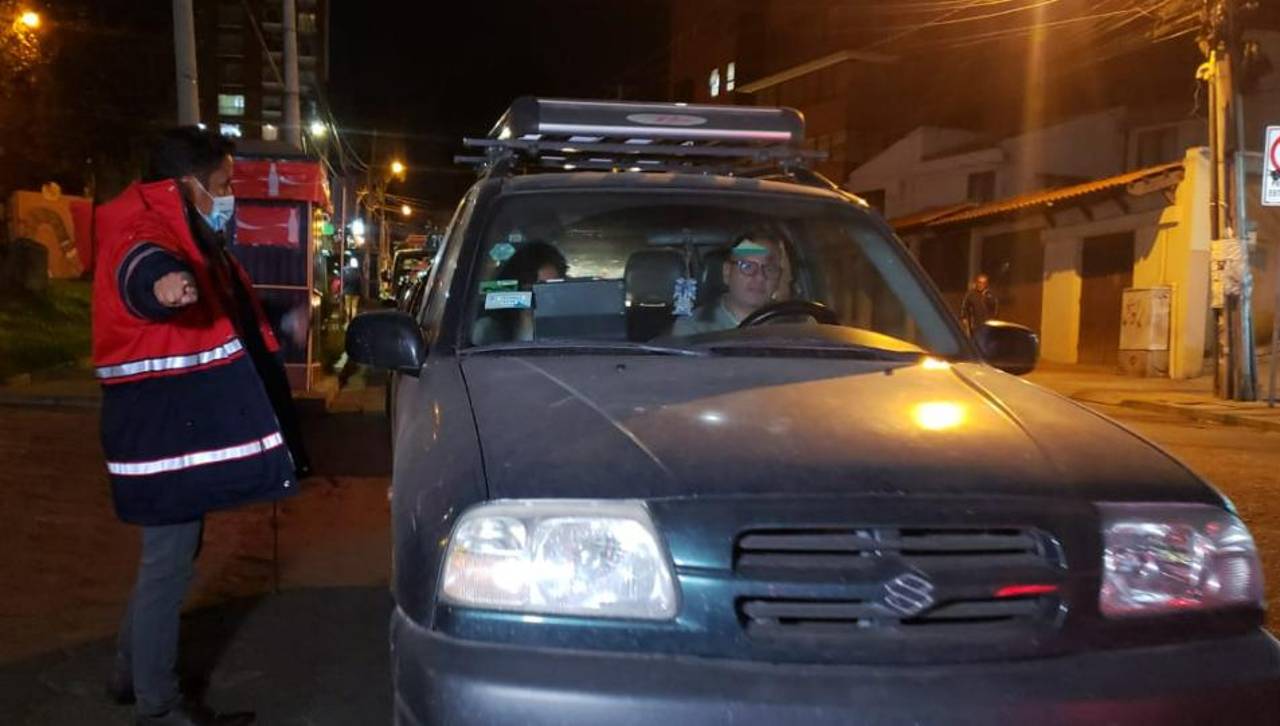 “No hay gasolina y el frío está intenso”: Choferes se ven obligados a dormir en las filas por combustible