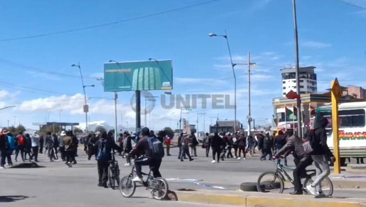 Vecinos intentan desbloquear una vía en El Alto y manifestantes les lanzan piedras
