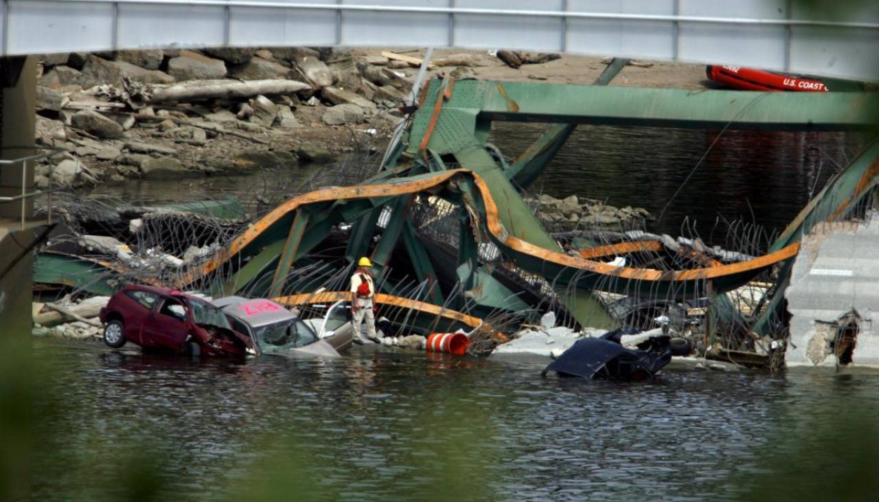 El colapso de un puente en obras deja tres muertos y cuatro heridos en Estados Unidos