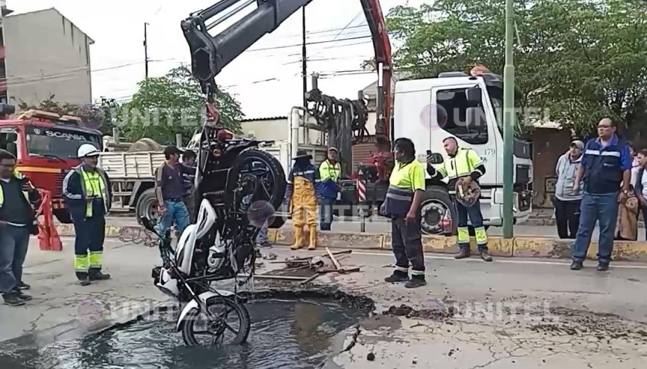 Video: Así rescataron una moto que cayó a un hueco con aguas residuales en Cochabamba 