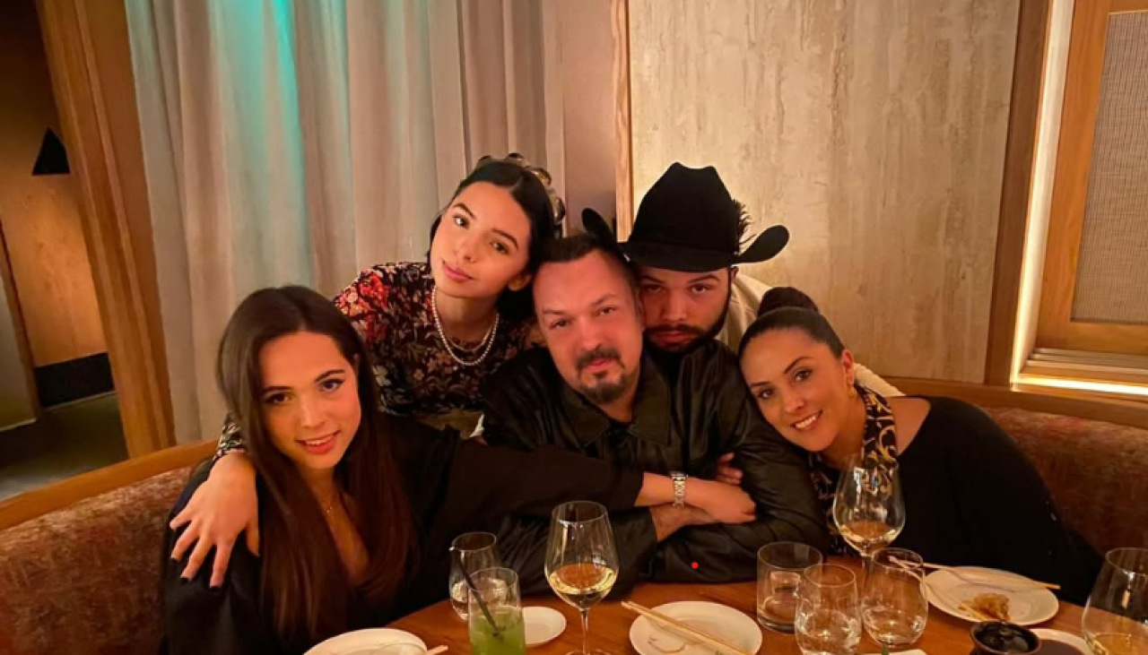 ¿Celebró Christian Nodal el Año Nuevo con Ángela? Foto de Pepe Aguilar genera dudas