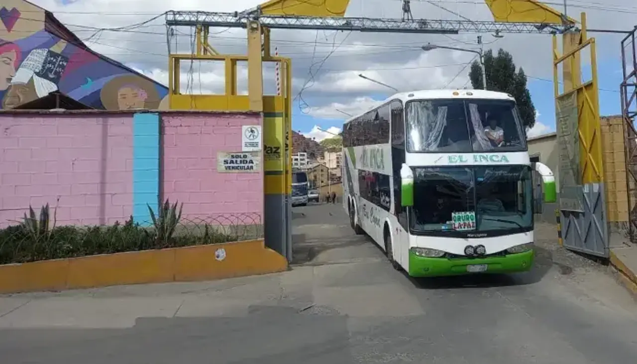 Suspenden viajes de La Paz a Cochabamba y Santa Cruz por bloqueos en la carretera