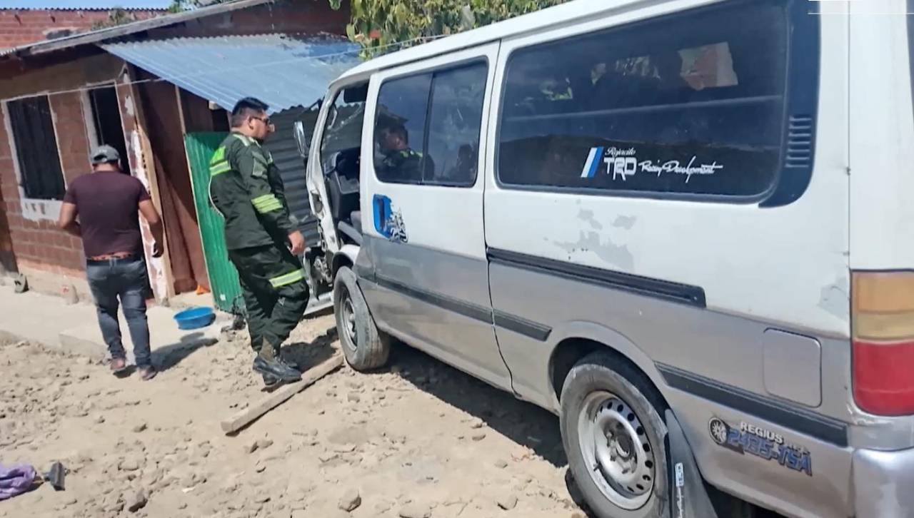 Hallan el vehículo con el que atropellaron a una pareja; se busca a un adolescente señalado como el conductor