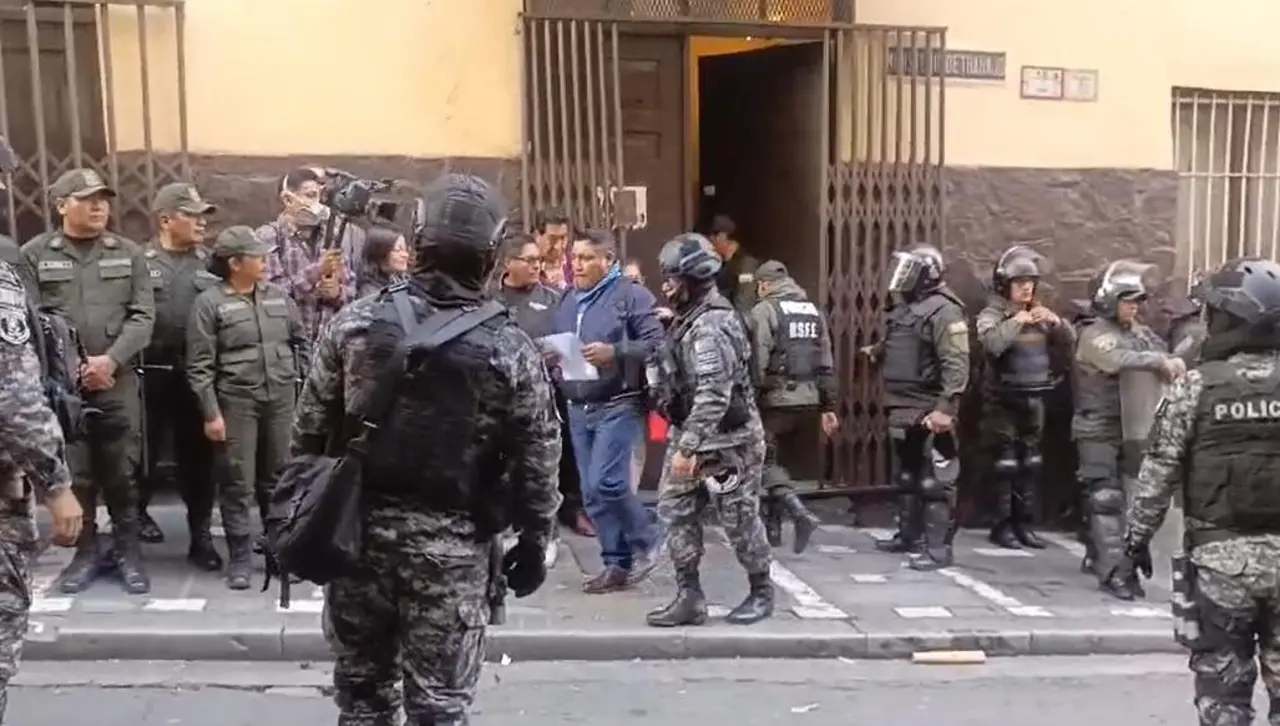 Reportan al menos 10 dirigentes de la COB arrestados en el Ministerio de Trabajo