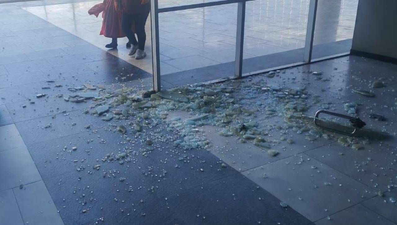 Acusan a trabajadores de aseo urbano de causar destrozos en la Alcaldía de El Alto