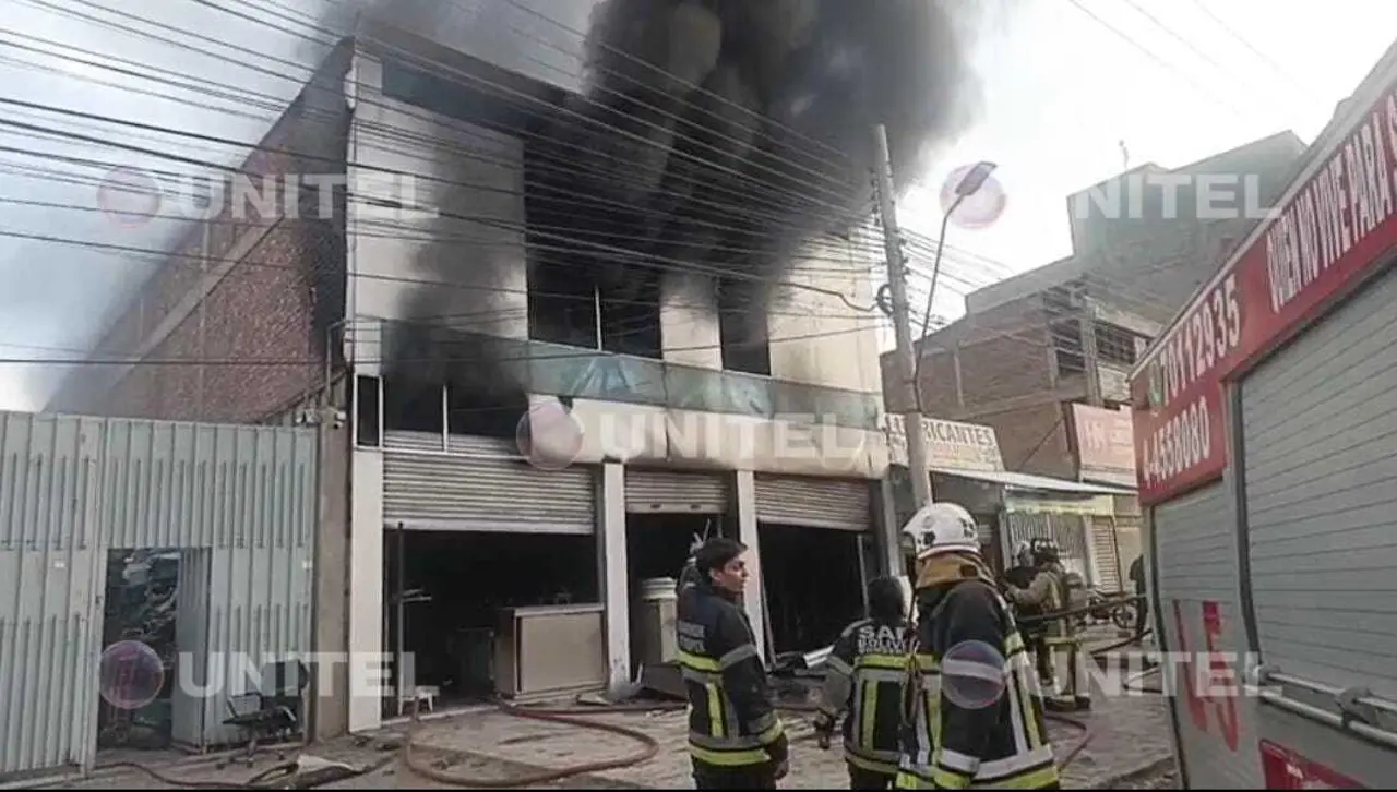 Incendio arrasa con toda la mercancía de una tienda de lubricantes en Cochabamba 