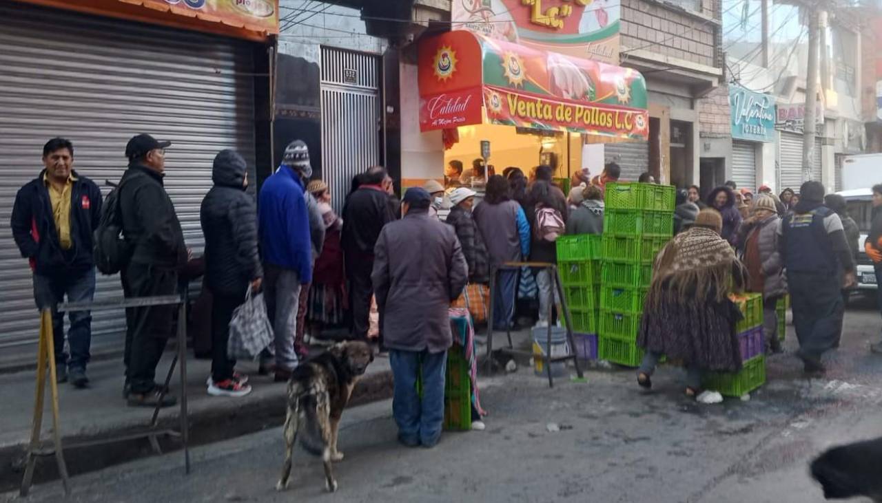 Las filas para comprar carne de pollo continúan en La Paz