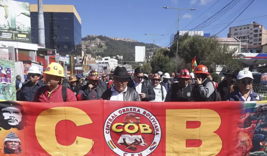 Bolivia conmemora el Primero de Mayo marcado por movilizaciones y el llamado del Gobierno para reconstruir el país