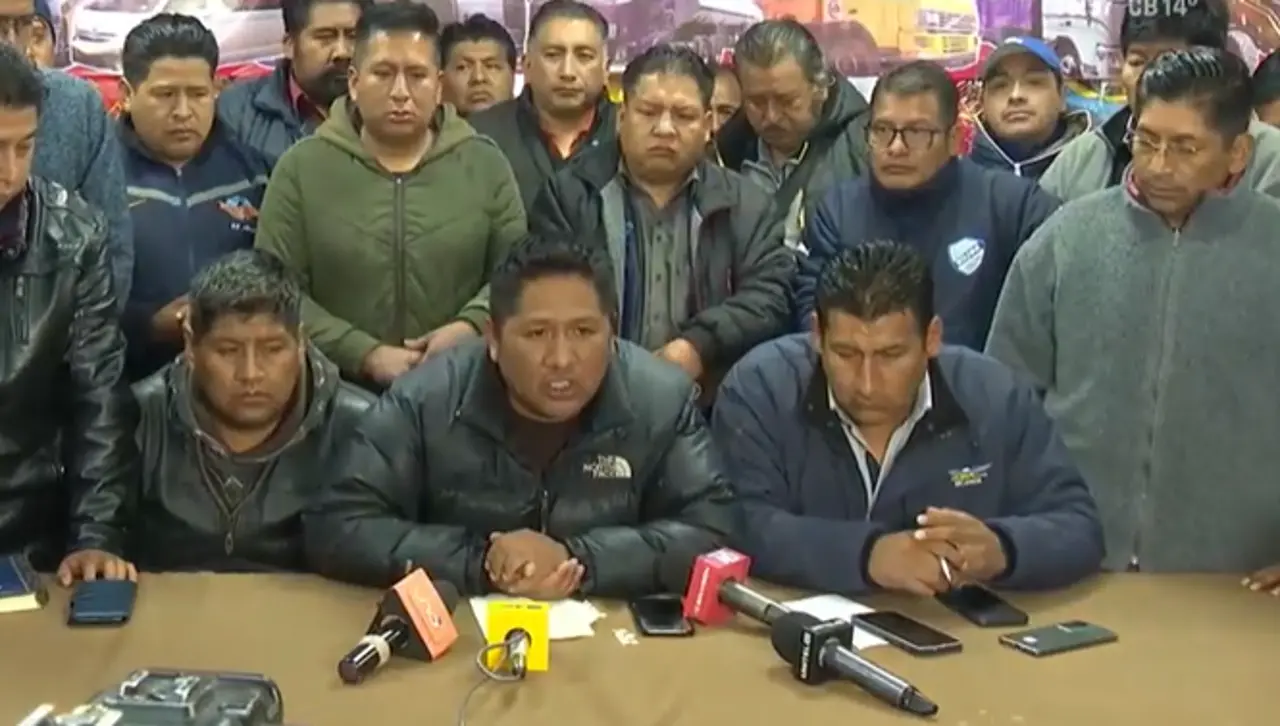 Tras la eliminación de la subvención, choferes del Transporte Libre de La Paz suben el pasaje de Bs 2,40 a Bs 5