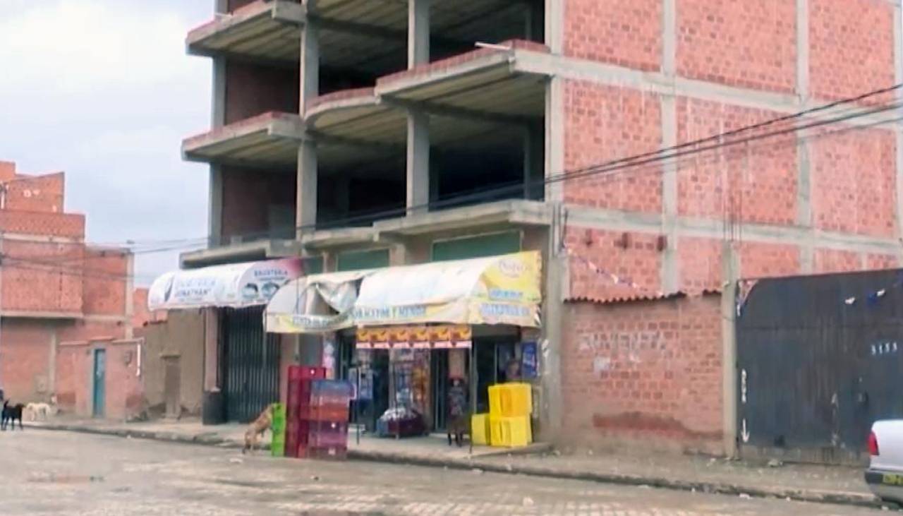 “Disparando se han ido”, al menos cinco atracadores se llevaron $us 50 mil, Bs 7 mil y joyas de vivienda con tienda