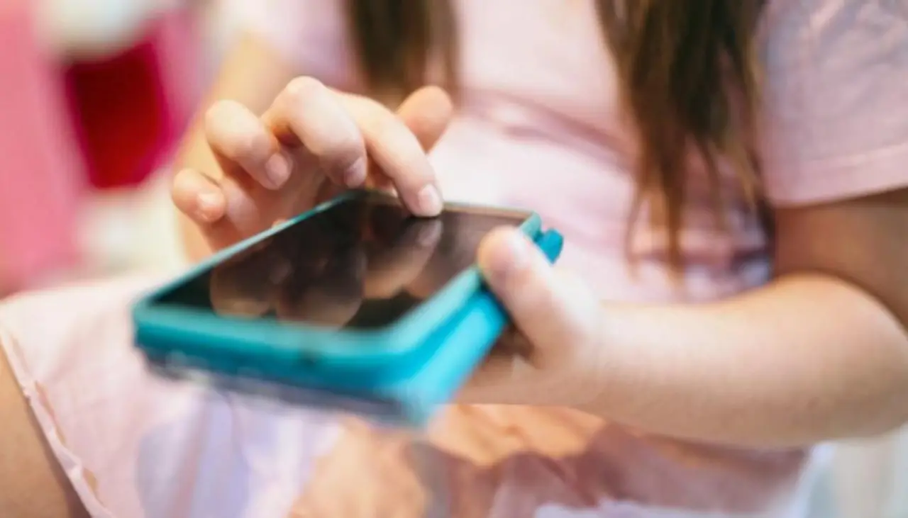Revisó el celular de su hija y encontró videos para adultos enviados por su profesor
