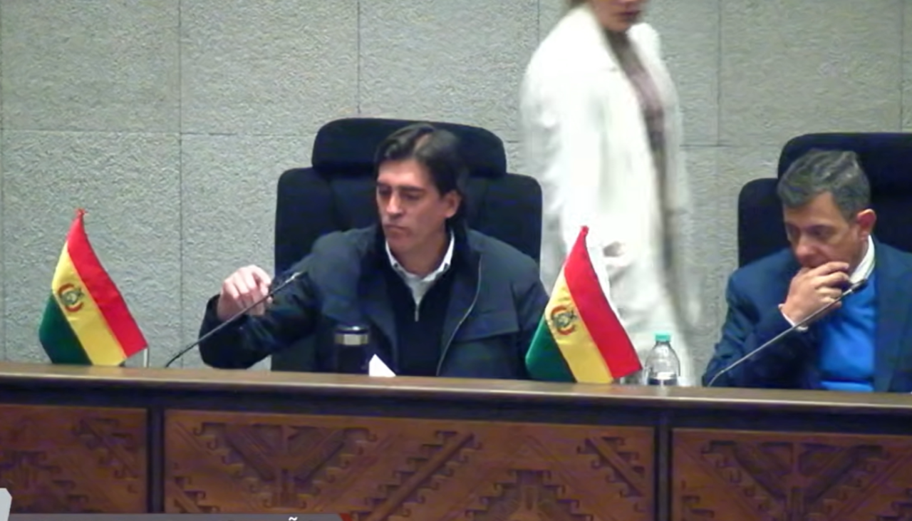 Zamora llega al Legislativo para su interpelación por las tarifas y los servicios de BoA 